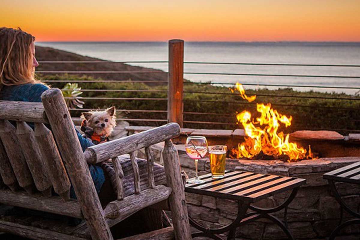 Half Moon Bay area restaurant with dog-friendly patio and ocean view firepits